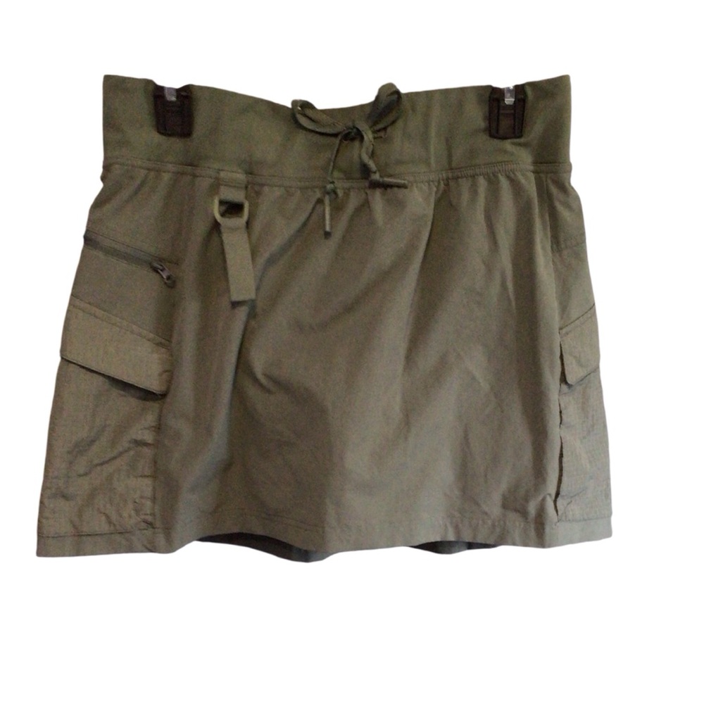 Euc....Womens Army Green skort .Size Large